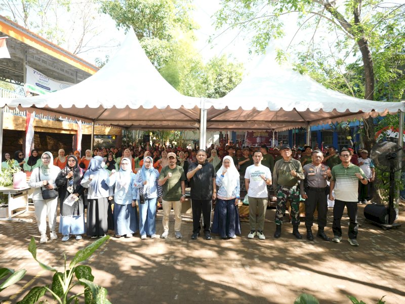 Sebanyak 1,5 ton sampah terkumpul dalam rangkaian Jelajah Sampah yang digelar Dinas Lingkungan Hidup (DLH) Kota Makassar di 14 kecamatan. Program ini ditutup di Kecamatan Tamalanrea, Jalan Bumi Tamalanrea Permai, Minggu (16/8/2026). @Jejakfakta/dok. Humas Pemkot Makassar
