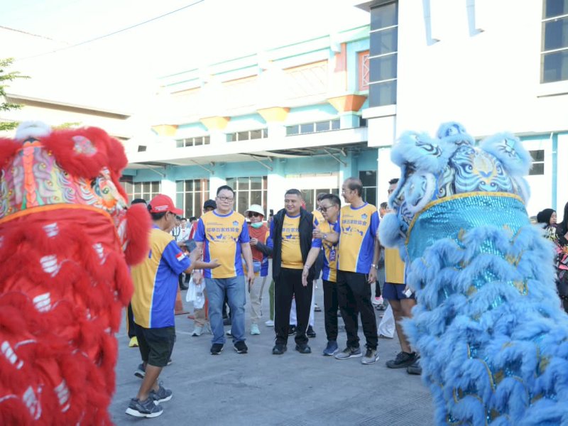 Wali Kota Makassar, Munafri Arifuddin, saat menghadiri FunWalk PSMTI Sulawesi Selatan 2026 yang digelar dalam rangka memperingati HUT ke-81 Kemerdekaan Republik Indonesia, di pelataran Hotel The Rinra Makassar, Minggu (16/8/2026). @Jejakfakta/dok. Humas Pemkot Makassar