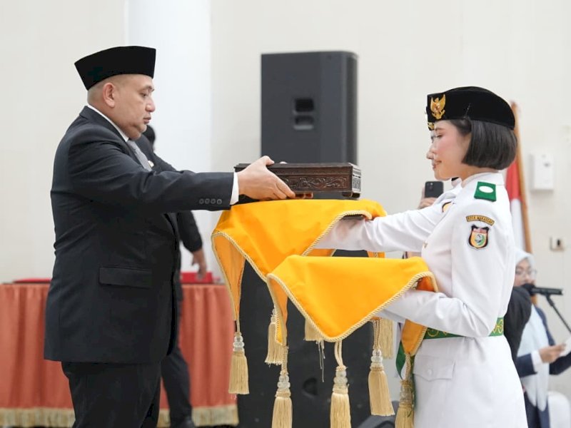 70 pelajar terbaik Kota Makassar resmi dikukuhkan sebagai Pasukan Pengibar Bendera Pusaka (Paskibraka) tingkat Kota Makassar Tahun 2026 oleh Wali Kota Makassar, Munafri Arifuddin, di Baruga Anging Mammiri, Sabtu (15/8/2026). @Jejakfakta/dok. Humas Pemkot Makassar