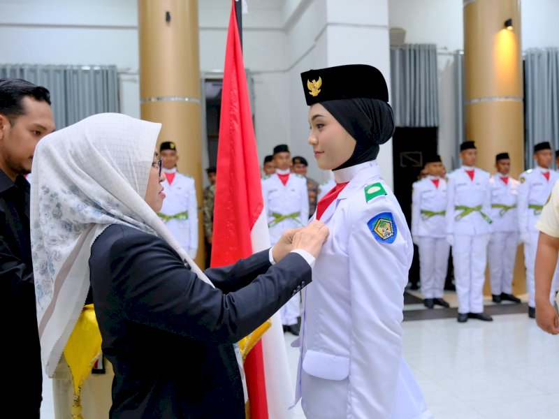 Bupati Gowa, Sitti Husniah Talenrang, mengukuhkan 70 anggota Pasukan Pengibar Bendera Pusaka (Paskibraka) Kabupaten Gowa resmi dikukuhkan untuk menjalankan tugas pada upacara peringatan HUT ke-81 Kemerdekaan Republik Indonesia, 17 Agustus 2026, di Baruga Karaeng Galesong, Kantor Bupati Gowa, Sabtu (15/8) malam. @Jejakfakta/dok. Humas Pemkab Gowa