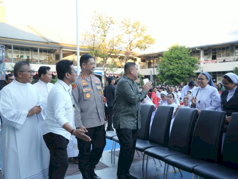 Wali Kota Makassar, Munafri Arifuddin, saat menghadiri Perayaan Hari Raya Santa Perawan Maria Diangkat ke Surga Tahun 2026 yang digelar Keuskupan Agung Makassar di Kompleks Persekolahan Rajawali, Jalan Lamadukelleng Nomor 7, Makassar, Minggu (16/8/2026). @Jejakfakta/dok. Humas Pemkot Makassar