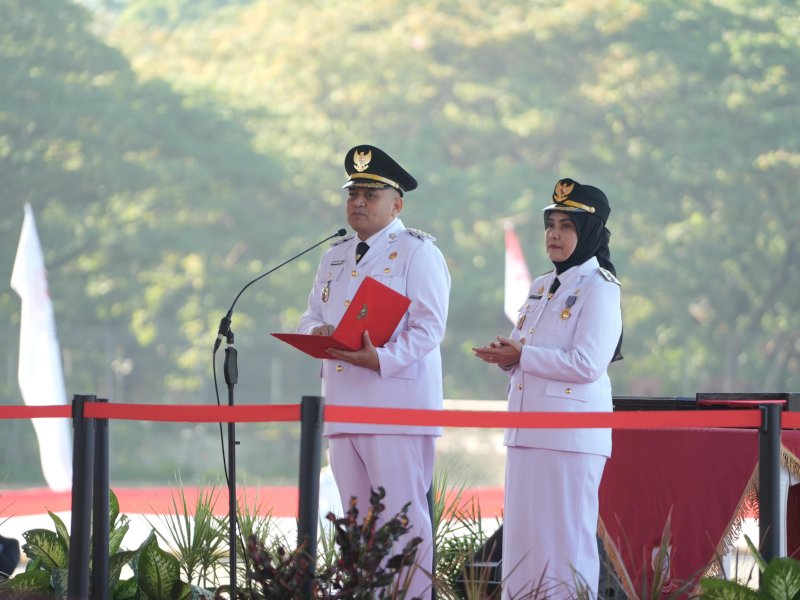 Wali Kota Makassar Munafri Arifuddin bersama Wakil Wali Kota Makassar Aliyah Mustika Ilham meluncurkan program &ldquo;Merdeka dalam Genggaman&rdquo;, usai upacara pengibaran Sang Merah Putih di Lapangan Karebosi, Senin (17/8/2026). @Jejakfakta/dok. Humas Pemkot Makassar
