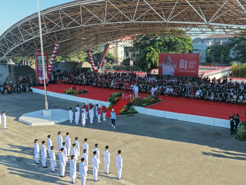 70 anggota Paskibraka Kota Makassar yang tergabung dalam TIM NARYA saat pengibaran Sang Merah Putih pada upacara HUT ke-81 Kemerdekaan Republik Indonesia di Lapangan Karebosi, Senin (17/8/2026). @Jejakfakta/dok. Humas Pemkot Makassar