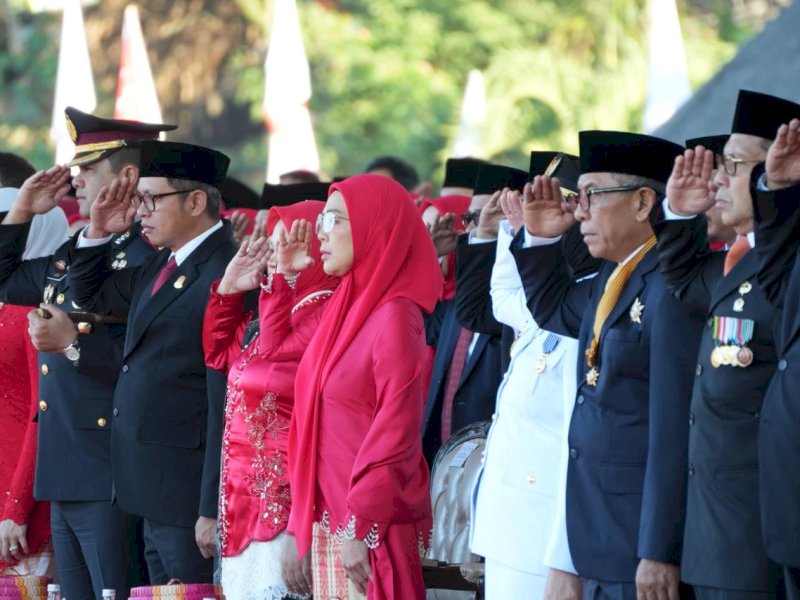 Ketua TP PKK Kota Makassar, Melinda Aksa, saat menghadiri upacara pengibaran Bendera Merah Putih dalam rangka HUT ke-81 RI di Lapangan Karebosi, Makassar, Senin (17/8/2026). @Jejakfakta/dok. Humas Pemkot Makassar