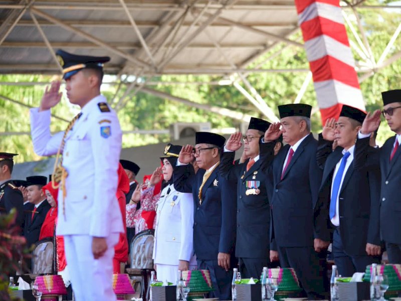 Dua mantan Wali Kota Makassar, Ilham Arief Sirajuddin (IAS) dan Moh Ramdhan Pomanto (Danny Pomanto), turut hadir dalam upacara peringatan detik-detik Proklamasi, Peringatan Hari Ulang Tahun (HUT) ke-81 Kemerdekaan Republik Indonesia di Lapangan Karebosi, Makassar, Senin (17/8/2026). @Jejakfakta/dok. Humas Pemkot Makassar