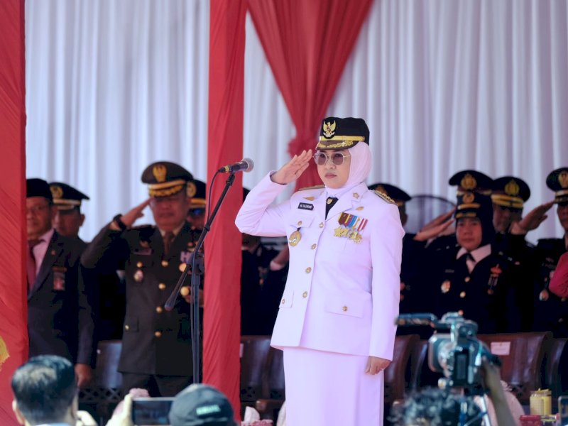 Bupati Gowa, Sitti Husniah Talenrang, saat memimpin Upacara peringatan Hari Ulang Tahun (HUT) ke-81 Republik Indonesia tingkat Kabupaten Gowa di Taman Sultan Hasanuddin, Sungguminasa, Senin (17/8/2026). @Jejakfakta/dok. Humas Pemkab Gowa