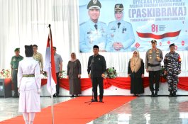 Dikukuhkan Bupati Irwan, Paskibraka Lutim Siap Kibarkan Merah Putih di HUT RI ke-81