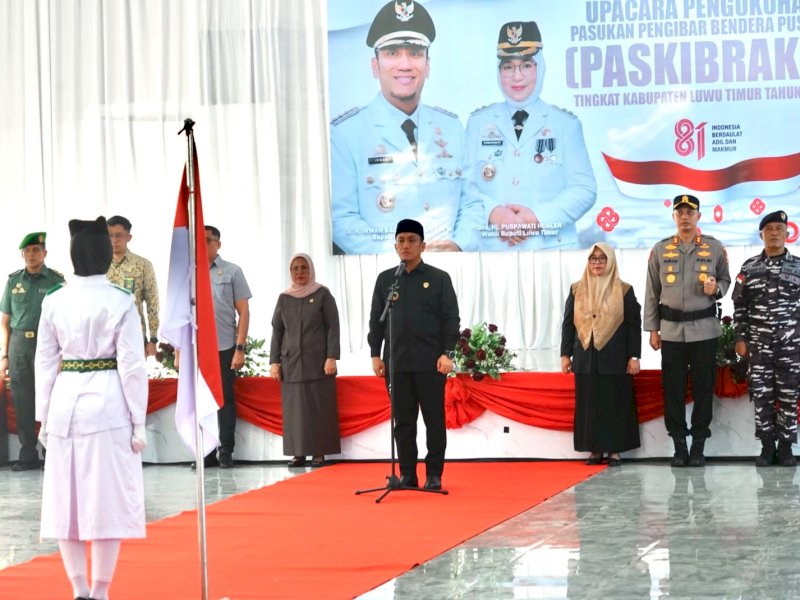 Bupati Luwu Timur, Irwan Bachri Syam, saat mengukuhkan anggota Pasukan Pengibar Bendera Pusaka (Paskibraka) Kabupaten Luwu Timur, di Gedung Wanita Simpurusiang, Malili, Ahad (16/8/2026). @Jejakfakta/dok. Humas Pemkab Lutim
