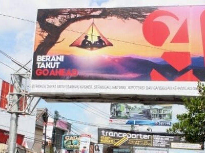 Ilustrasi Papan reklame. Bapenda Makassar memperketat iklan rokok, tak hanya membatasi lokasi pemasangan tetapi juga melarang visual rokok secara langsung di kawasan tertentu. @Jejakfakta/Int. 