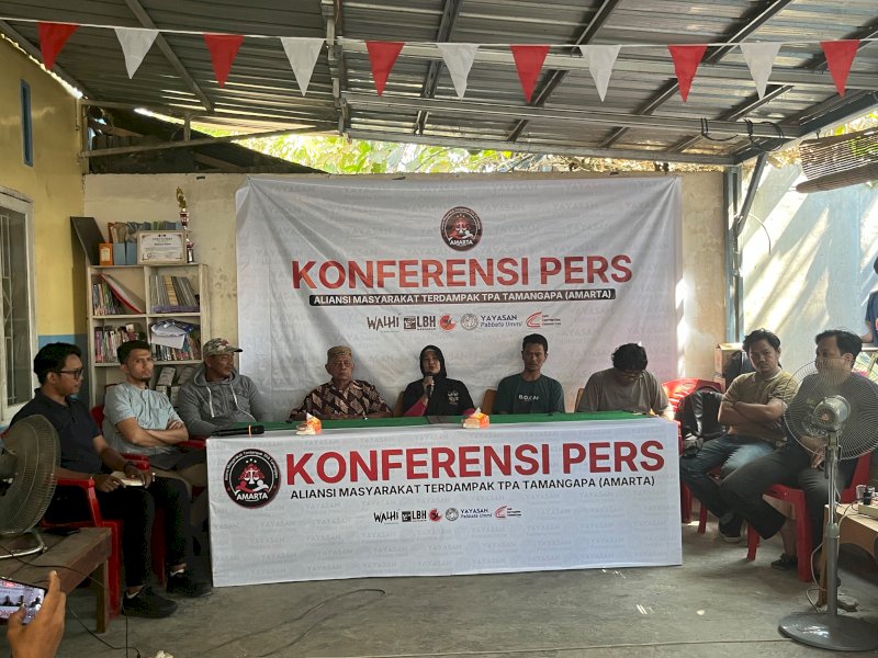 Aliansi Masyarakat Terdampak TPA Tamangapa (AMARTA) bersama koalisi organisasi masyarakat sipil yang terdiri atas WALHI Sulsel, LBH Makassar, Anti-Corruption Committee (ACC) Sulawesi, Yayasan Pabbata Ummi (YAPTAU), dan LAPAR Sulsel, saat memberikan keterangan pers di kawasan TPA Tamangapa, Selasa (18/8/2026). @Jejakfakta/dok. Ist.