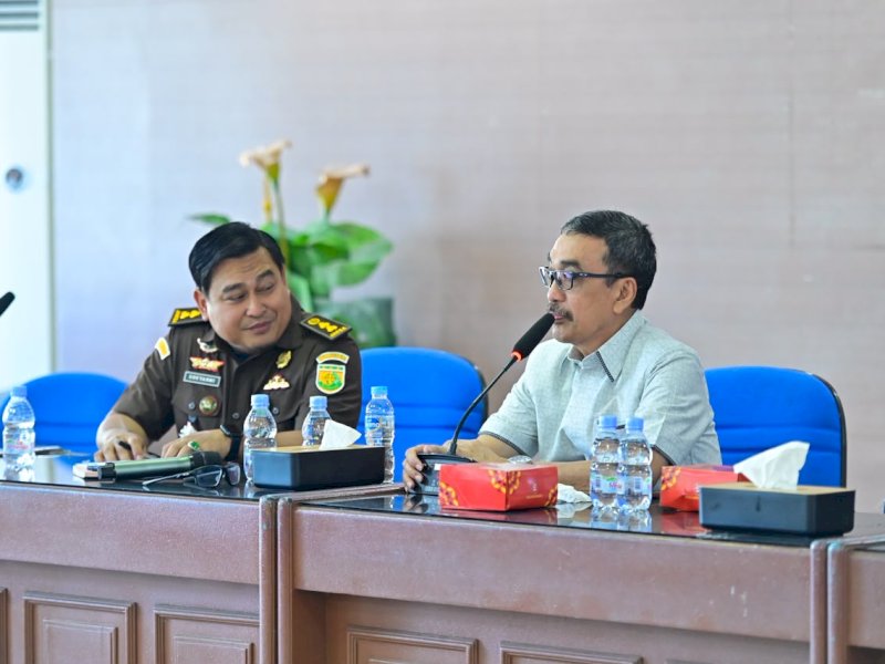 Plt Direktur Utama Perumda Air Minum Kota Makassar, Andi Syahrum bersama Kasi Penegakan Hukum Kejati Sulsel, Soetarmi, saat menghadiri kegiatan penyuluhan hukum dan penerangan hukum yang digelar di Aula Tirta Dharma Perumda Air Minum Kota Makassar, Jalan Ratulangi, Kamis (20/8/2026). @Jejakfakta/dok. Humas PDAM
