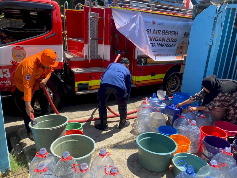 Badan Penanggulangan Bencana Daerah (BPBD) Kota Makassar menyalurkan bantuan air bersih ke 23 titik di lima kecamatan pada Sabtu (22/8/2026). @Jejakfakta/dok. Humas Pemkot Makassar
