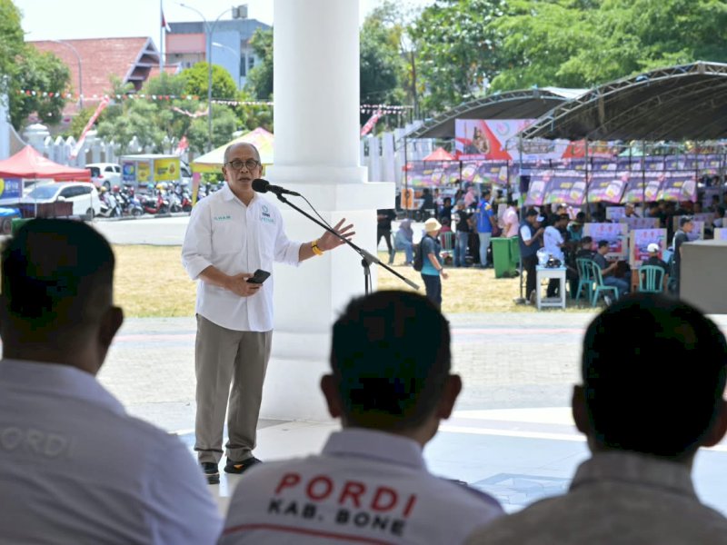 Ketua Pengprov PORDI Sulsel, Ilham Arief Sirajuddin (IAS),  saat memberikan sambutan pada pembukaan Turnamen Domino BERAMAL Cup I yang memperebutkan total hadiah Rp300 juta di Lapangan Merdeka, Watampone, Sabtu (22/8/2026). @Jejakfakta/dok. IST.