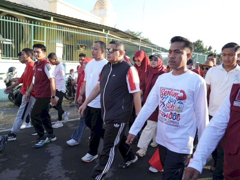 Wali Kota Makassar, Munafri Arifuddin, saat mengikuti kegiatan jalan sehat bersama warga Kelurahan Maccini Sombala, Kecamatan Tamalate, Minggu (23/8/2026) pagi. @Jejakfakta/dok. Humas Pemkot Makassar