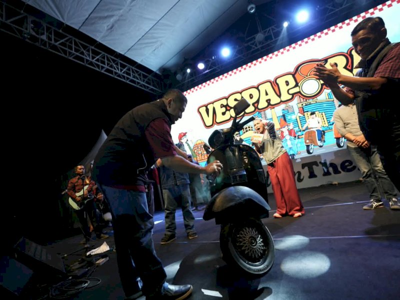 Wali Kota Makassar, Munafri Arifuddin, saat menghadiri VESPAPORA 2026 yang berlangsung di Pantai Indah Bosowa, Jalan Metro Tanjung Bunga, Makassar, Sabtu (22/8/2026) malam. @Jejakfakta/dok. Humas Pemkot Makassar