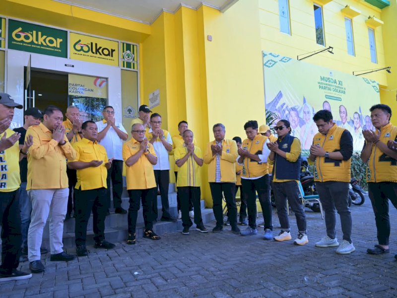Ketua DPD I Partai Golkar Sulawesi Selatan, Ilham Arief Sirajuddin (IAS), saat berdoa bersama sebelum melanjutkan perjalanan roadshow konsolidasi di Kabupaten Maros dan Kota Makassar, Selasa (25/8/2026). @Jejakfakta/dok. Ist.
