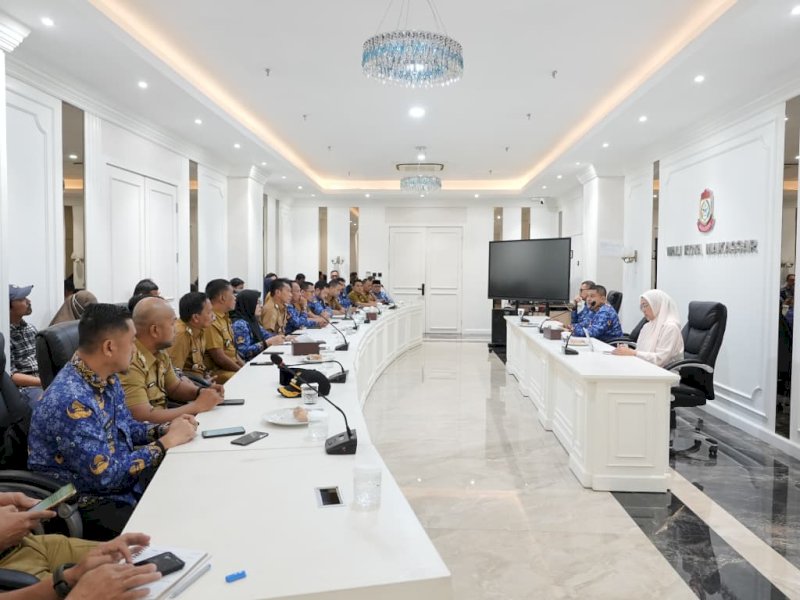 Wali Kota Makassar, Munafri Arifuddin, saat memimpin Rapat Koordinasi Bersama Seluruh Camat terkait Evaluasi Penanganan Sampah di Kantor Balai Kota Makassar, Senin (24/8/2026). @Jejakfakta/dok. Humas Pemkot Makassar