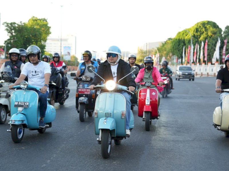 Bersama Wali Kota Makassar, Munafri Arifuddin, Kepala Badan Kepegawaian Negara (BKN), Zudan Arif Fakrulloh, menggelar kegiatan riding Vespa yang dirangkaikan dengan aksi penanaman pohon tabebuya di kawasan Center Point of Indonesia (CPI), Selasa (25/8/2026) sore. @Jejakfakta/dok. Humas Pemkot Makassar