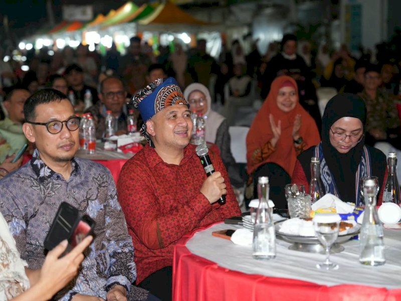 Wali Kota Makassar, Munafri Arifuddin, bersama Ketua TP PKK Kota Makassar, saat menghadiri Pesta Rakyat yang digelar untuk menyemarakkan peringatan Hari Kemerdekaan Republik Indonesia ke-81 di Kecamatan Wajo, Minggu (30/8/2026) malam. @Jejakfakta/dok. Humas Pemkot Makassar