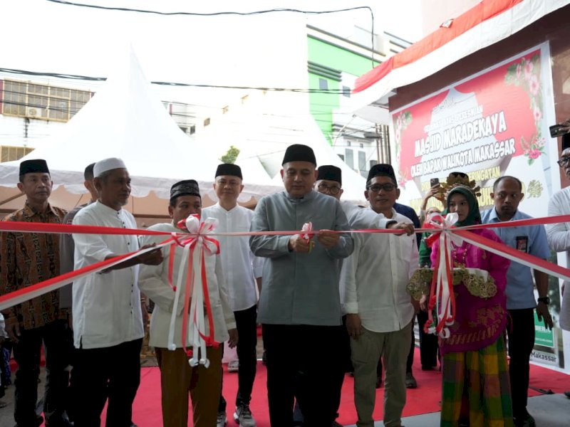 Wali Kota Makassar, Munafri Arifuddin, meresmikan Masjid Maradekaya di Jalan Gunung Salahutu, Kecamatan Makassar, Minggu (30/8/2026). Peresmian ditandai dengan penandatanganan prasasti dan pengguntingan pita oleh Munafri. @Jejakfakta/dok. Humas Pemkot Makassar