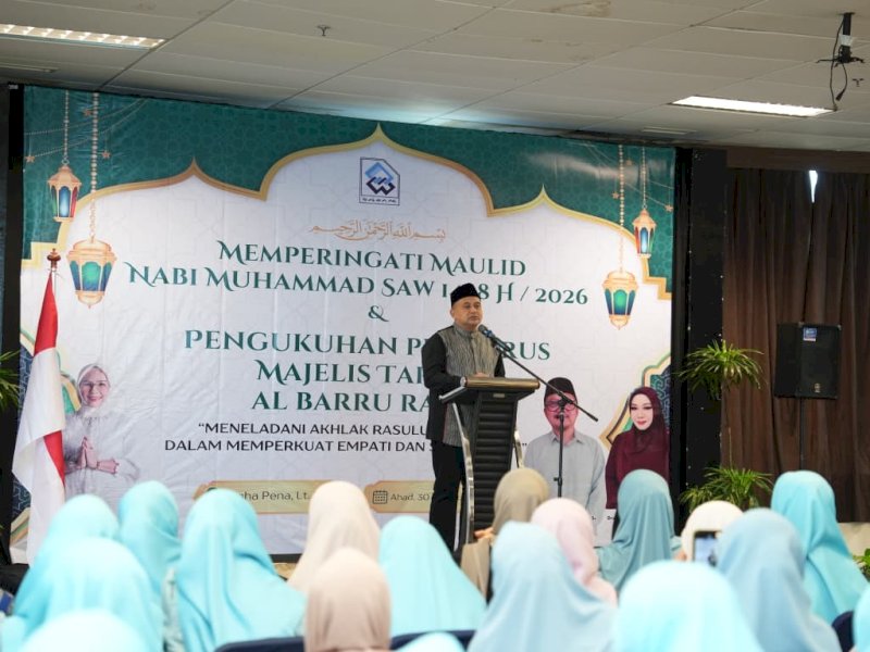 Wali Kota Makassar, Munafri Arifuddin, menghadiri peringatan Maulid Nabi Muhammad SAW 1448 H yang digelar keluarga besar DPP Kerukunan Keluarga Daerah Barru (KKDB) di Gedung Graha Pena, Makassar, Minggu (30/8/2026). @Jejakfakta/dok. Humas Pemkot Makassar