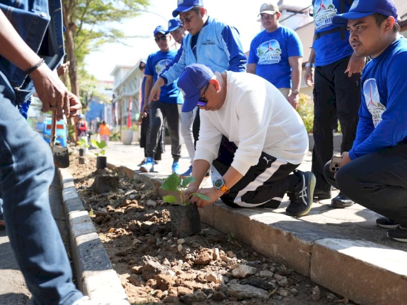 Wali Kota Makassar, Munafri Arifuddin, saat menghadiri kegiatan "Gerakan Indonesia Asri-Langit Biru" dalam rangka memperingati HUT ke-25 DPC Partai Demokrat Kota Makassar, di Anjungan Pantai Losari, Minggu (30/8/2026). @Jejakfakta/dok. Humas Pemkot Makassar