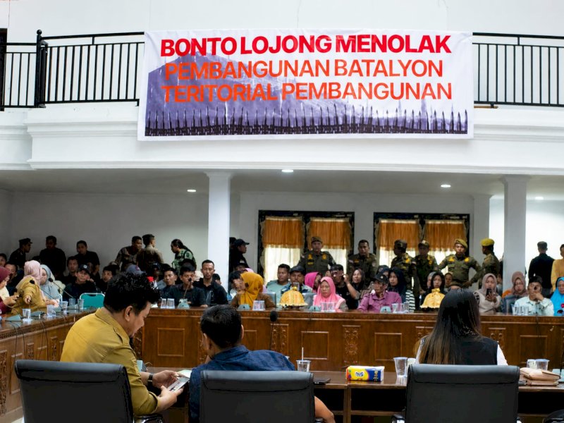 Puluhan warga Desa Bonto Lojong dan Pa&rsquo;bumbungang menghadiri audiensi penolakan pembangunan Batalyon Infanteri Teritorial Pembangunan (Yon TP) di Kantor DPRD Kabupaten Bantaeng, Selasa (1/9/2026). @Jejakfakta/dok. IST.
