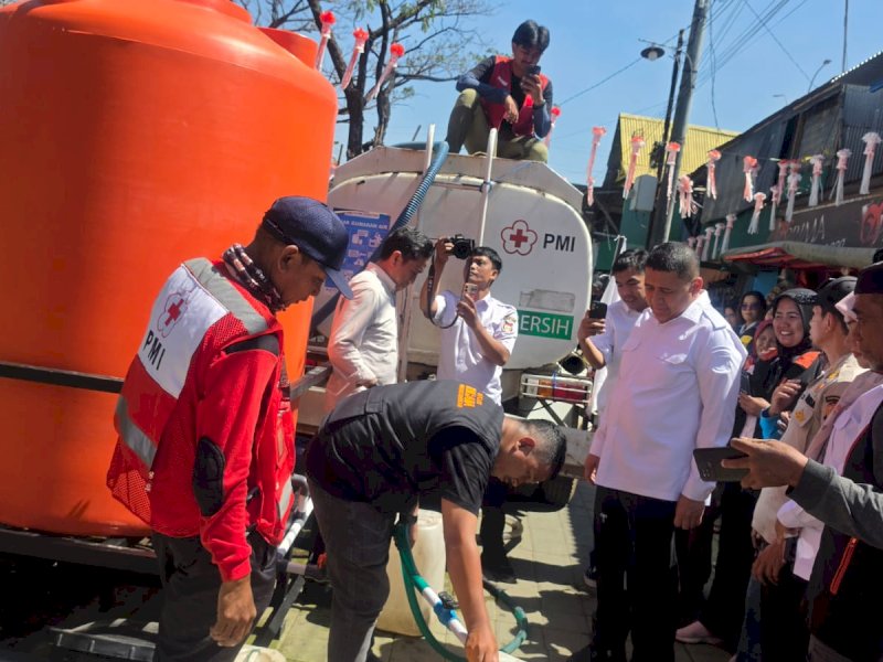 Wali Kota Makassar, Munafri Arifuddin, saat turun langsung ke sejumlah wilayah untuk memastikan kebutuhan dasar air bersih masyarakat mendapat penanganan yang baik, Rabu (2/9/2026). @Jejakfakta/dok. Humas Pemkot Makassar