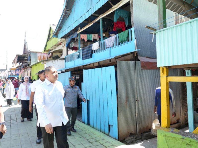 Wali Kota Makassar, Munafri Arifuddin, meninjau kawasan permukiman kumuh padat di Jalan Teuku Umar 15, Kelurahan Buloa, Kecamatan Tallo, Rabu (2/9/2026). @Jejakfakta/dok. Humas Pemkot Makassar