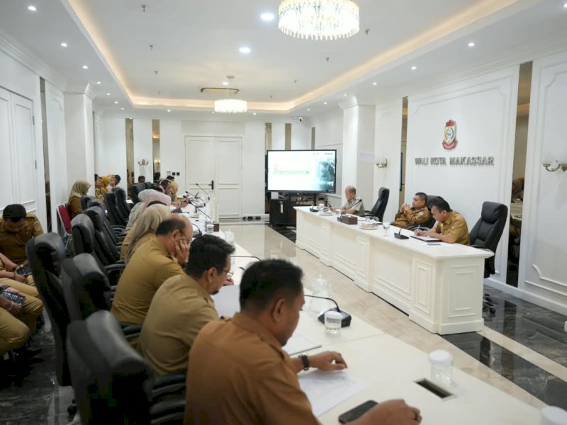 Rapat koordinasi terkait proyek pembangunan Jembatan Barombong yang dihadiri langsung Wali Kota Makassar Munafri Arifuddin bersama Kepala Kantor BPN/ATR Kota Makassar Johanis Buapi serta jajaran terkait, beberapa waktu lalu.  @Jejakfakta/dok. Humas Pemkot Makassar