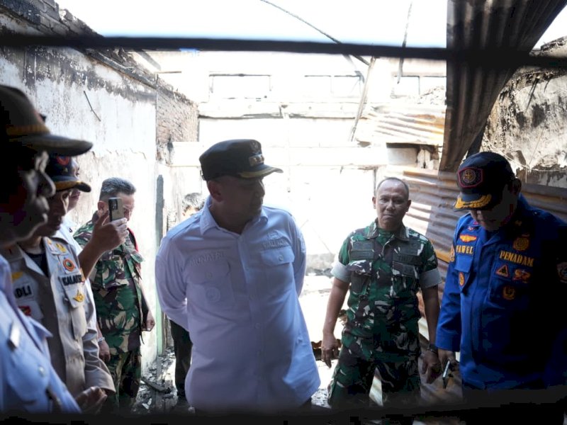 Wali Kota Makassar, Munafri Arifuddin, saat meninjau korban kebakaran di kawasan Asrama Mattoanging TNI, Jalan Cendrawasih, Kelurahan Pabatang, Kecamatan Mamajang, Rabu (2/9/2026). @Jejakfakta/dok. Humas Pemkot Makassar