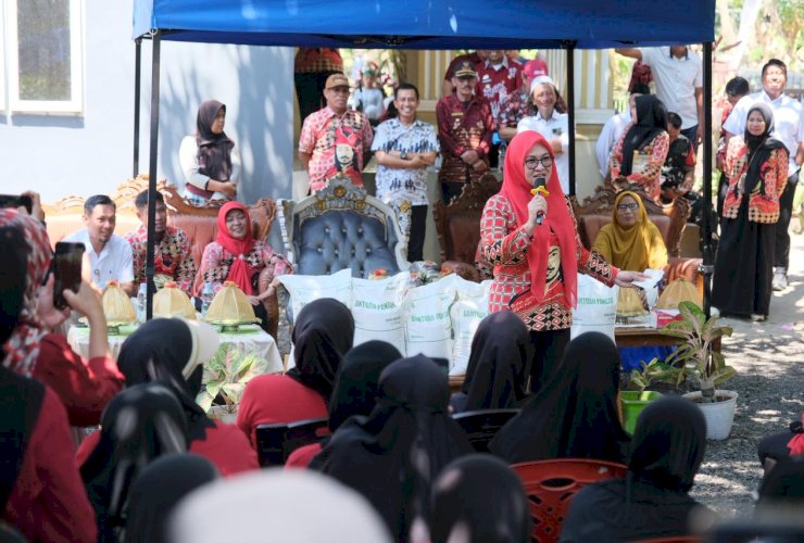 Bupati Gowa Salurkan Bantuan Pangan untuk 73.780 Penerima, Warga Bontonompo Dapat Beras 30 Kg