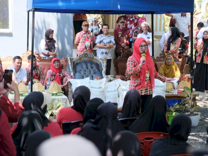 Bupati Gowa, Sitti Husniah Talenrang, menyalurkan bantuan pangan berupa beras kepada masyarakat di Desa Barembeng, Kecamatan Bontonompo, Kamis (3/9/2026). @Jejakfakta/dok. Humas Pemkab Gowa