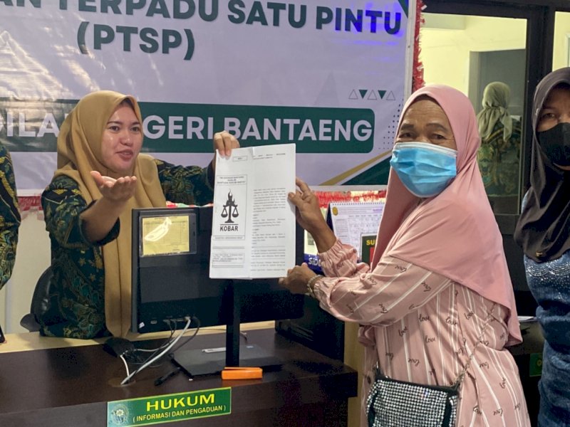 Warga korban dugaan polusi udara, kerusakan lingkungan, dan gangguan kesehatan di sekitar Kawasan Industri Bantaeng (KIBA) mengajukan gugatan lingkungan bersama Koalisi Bantuan Hukum Rakyat (KOBAR) melalui Pengadilan Negeri Bantaeng, Kamis (3/9/2026). @Jejakfakta/dok. IST.