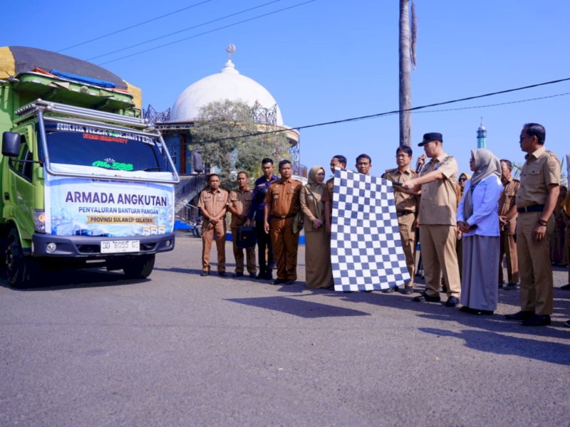 Peluncuran bantuan pangan dari Perum Bulog bersama Pemerintah Kabupaten Pangkep diluncurkan oleh Bupati Pangkep Muhammad Yusran Lalogau di depan Rumah Jabatan Bupati Pangkep, Senin (7/9/2026). @jejakfaktacom/Humas Pemda Pangkep