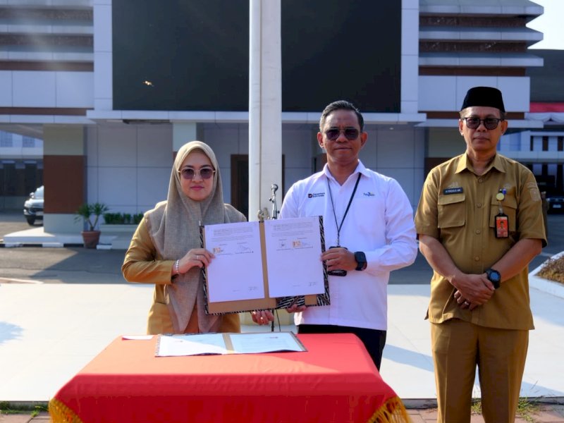 Bupati Gowa, Sitti Husniah Talenrang, melakukan penandatanganan kerja sama dengan PT Taspen untuk meningkatkan kesejahteraan dan perlindungan bagi seluruh Aparatur Sipil Negara (ASN) di lingkungan Pemerintah Kabupaten Gowa, saat Apel Pagi Bersama di Lapangan Upacara Kantor Bupati Gowa, Senin (7/9/2026). @Jejakfakta/dok. Humas Pemkab Gowa