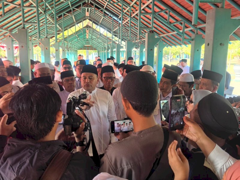Wali Kota Makassar, Munafri Arifuddin, saat memberikan keterangan pers usai Salat Istisqa atau salat meminta hujan secara berjamaah di Halaman Timur Masjid Al Markaz Al-Islami, Sabtu (5/9/2026) pagi. @Jejakfakta/dok. Humas Pemkot Makassar