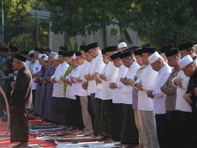 Wali Kota Makassar, Munafri Arifuddin, bersama jajaran Pemerintah Kota Makassar dan masyarakat melaksanakan Salat Istisqa di halaman Masjid Al Markaz Al-Islami, Sabtu (5/9/2026) pagi. @Jejakfakta/dok. Humas Pemkot Makassar