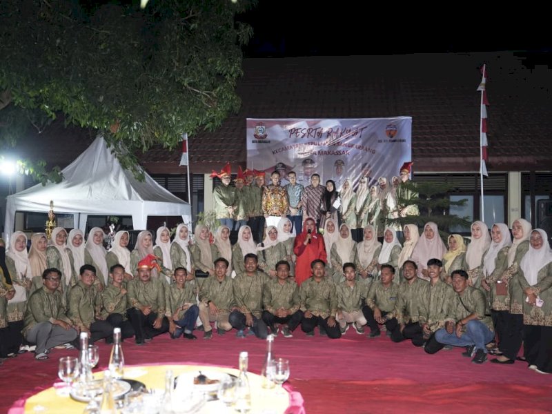 Wali Kota Makassar Munafri Arifuddin, didampingi Ketua TP PKK Makassar Melinda Aksa, Sekretaris Daerah Kota Makassar Andi Zulkifly Nanda, serta sejumlah kepala organisasi perangkat daerah (OPD), saat menghadiri Pesta Rakyat dalam rangka perayaan Hari Ulang Tahun (HUT) ke-81 Republik Indonesia yang digelar Pemerintah Kecamatan Kepulauan Sangkarrang di Pulau Barrang Lompo, Jumat (4/9/2026) malam. @Jejakfakta/dok. Humas Pemkot Makassar