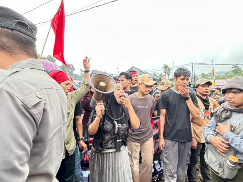 Ratusan warga Botteng, Kecamatan Simboro, Kabupaten Mamuju, Sulawesi Barat, menggelar aksi penolakan rencana eksplorasi logam tanah jarang (LTJ) yang dilakukan PT Perminas. Aksi penolakan berlangsung saat agenda sosialisasi kegiatan eksplorasi pada Jumat (4/9/2026). @Jejakfakta/dok. IST.