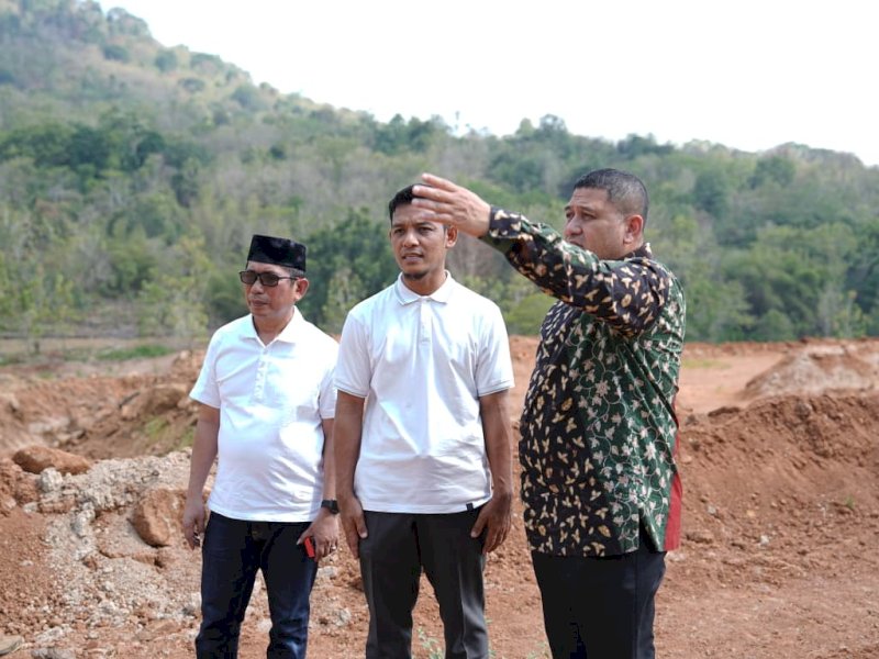 Wali Kota Makassar Munafri Arifuddin turun langsung mengecek salah satu lahan yang berpotensi dijadikan Tempat Pemakaman Umum (TPU) di wilayah perbatasan Dusun Arra, Desa Tompobulu, Kecamatan Tompobulu, Kabupaten Maros, Senin (7/9/2026). @Jejakfakta/dok. Humas Pemkot Makassar