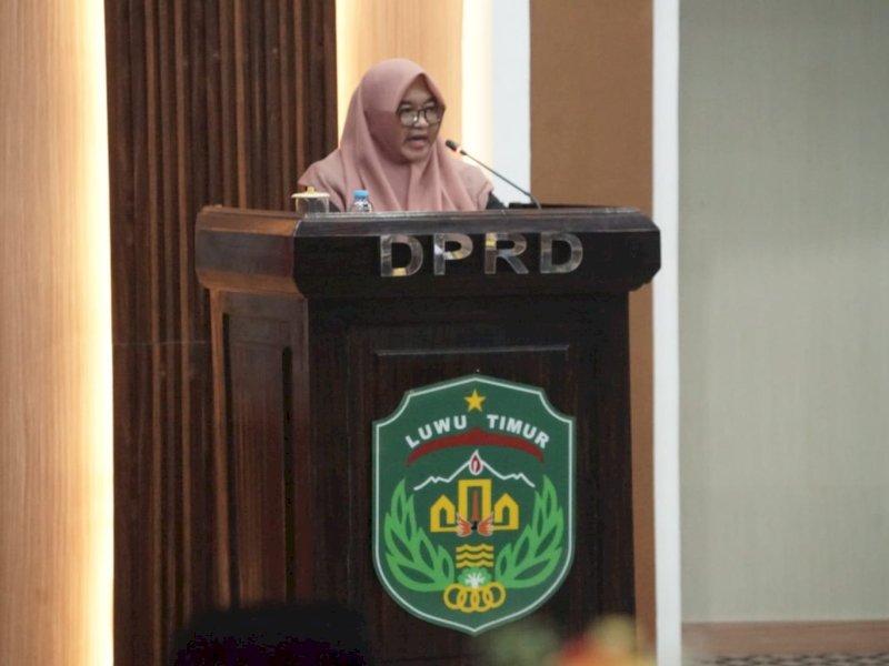 Wakil Bupati Luwu Timur, Puspawati Husler, menyampaikan jawaban Bupati atas pandangan umum fraksi-fraksi DPRD terhadap Rancangan Peraturan Daerah (Ranperda) tentang Perubahan Anggaran Pendapatan dan Belanja Daerah (APBD) Tahun Anggaran 2026 dalam Rapat Paripurna DPRD Luwu Timur, Senin (7/9/2026). @Jejakfakta/dok. Humas Pemkab Lutim