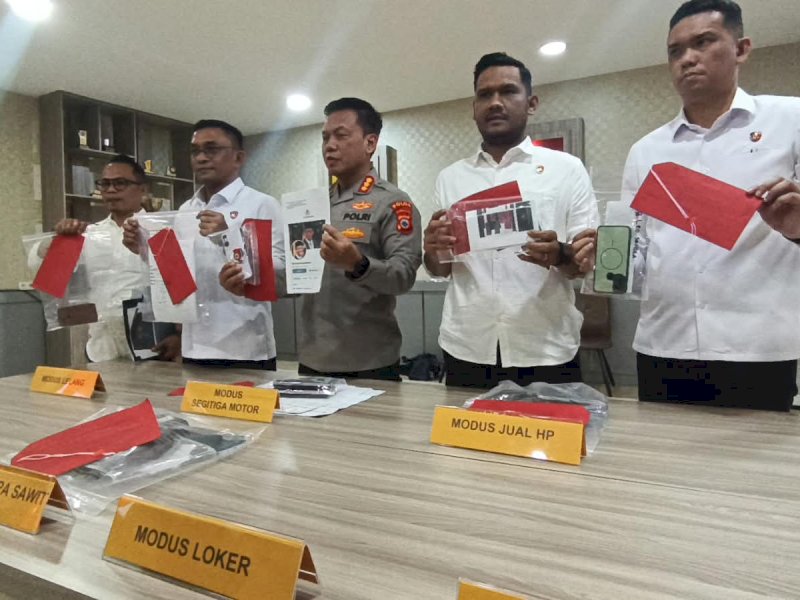Kabid Humas Polda Sulsel Kombes Didik Supranoto, saat memberikan keterangan pers terkait pengungkap 11 modus penipuan siber dalam tiga bulan terakhir, Senin (7/9/2026). @Jejakfakta/Samsir Romk