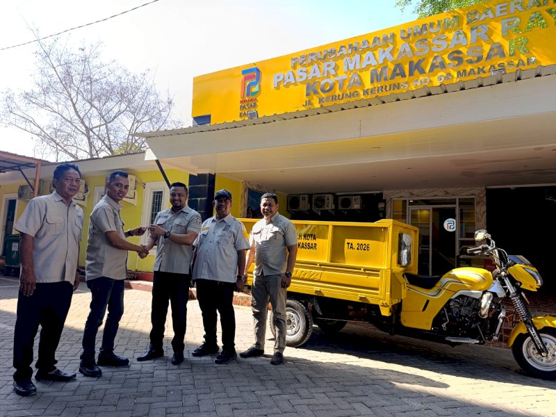 Kendaraan operasional itu diserahkan Direktur Umum Perumda Pasar Makassar, Irfan Darmawan, kepada Kepala Pasar Sambung Jawa, Taufik Habir, Selasa (8/9/2026). Pasar Sambung Jawa sebagai salah satu penerima bantuan kendaraan operasional kebersihan dari Dinas Lingkungan Hidup (DLH) Kota Makassar. @Jejakfakta/dok. Humas Pemkot Makassar