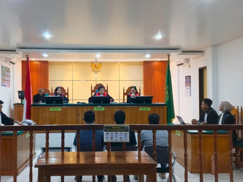 Tiga warga Enrekang, Ardiansyah, Ilham, dan Jasmin, saat menjalani persidangan terkait aksi penghadangan aktivitas pertambangan, di Pengadilan Negeri Enrekang, Senin (8/9/2026). @Jejakfakta/dok. IST.
