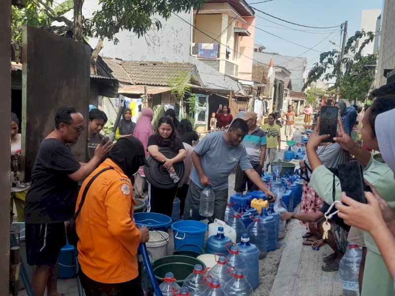 Pemkot Makassar melalui BPBD telah melakukan distribusi air bersih tanggap darurat bencana ke rumah-rumah warga sejak bulan lalu. @Jejakfakta/dok. Humas Pemkot Makassar