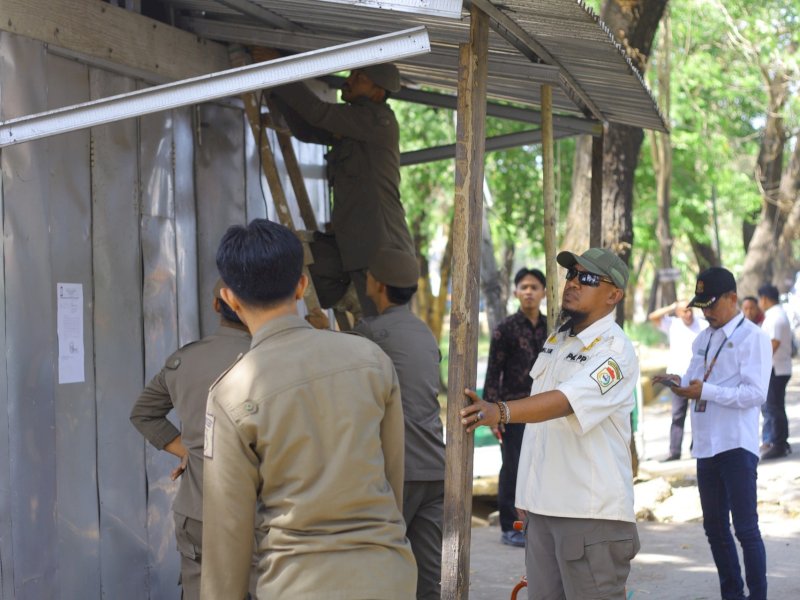 Pemerintah Kecamatan Biringkanaya melakukan penataan kawasan dengan membongkar tiga bangunan semipermanen yang berdiri di atas fasilitas umum (fasum) dan area drainase di Jalan Perintis Kemerdekaan, Kelurahan Pai, Kecamatan Biringkanaya, Rabu (9/9/2026). @jejakfakta/dok. Humas Pemkot Makassar