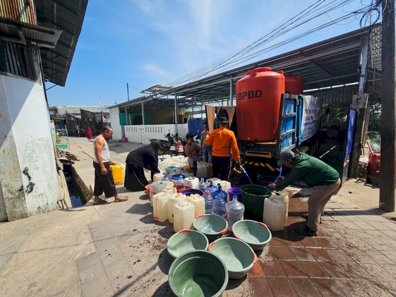 BPBD Makassar terus memperluas operasi penanganan Tanggap Darurat Bencana (TDB) kekeringan dengan meningkatkan cakupan distribusi air bersih bagi masyarakat terdampak. @Jejakfakta/dok. Humas Pemkot Makassar