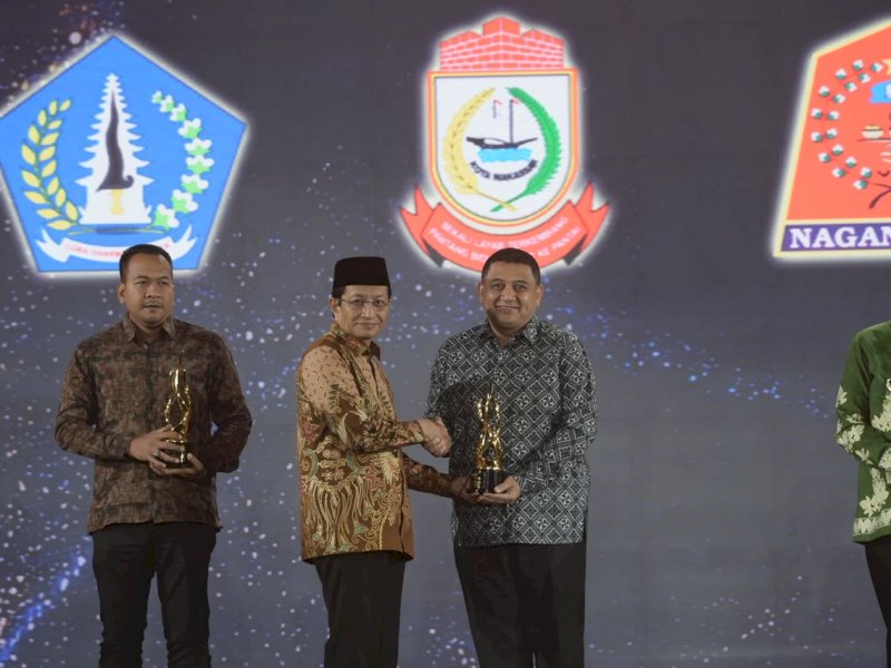 Wali Kota Makassar, Munafri Arifuddin, saat menerima penghargaan yang diserahkan langsung oleh Menteri Agama Republik Indonesia, Prof. Dr. KH. Nasaruddin Umar, dalam acara puncak HUT ke-15 KompasTV yang digelar di Hotel Bidakara, Jakarta, Rabu (9/9/2026) malam. @Jejakfakta/dok. Humas Pemkot Makassar