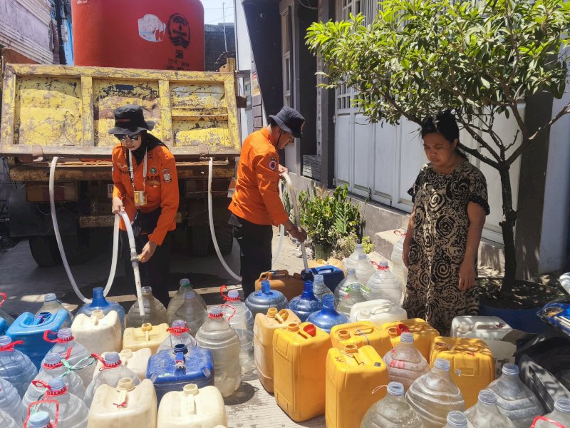 Badan Penanggulangan Bencana Daerah (BPBD) terus memperkuat operasi Tanggap Darurat Bencana (TDB) Kekeringan dengan memperluas distribusi air bersih bagi masyarakat terdampak di Makassar. @Jejakfakta/dok. Humas Pemkot Makassar